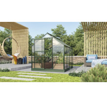 Gewächshaus im Garten mit Pflanzen und Sitzgelegenheiten
