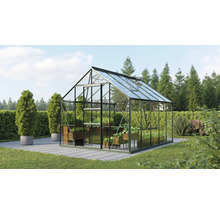 Gewächshaus mit Pflanzen im Garten