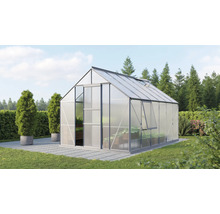 Gewächshaus im Garten mit geöffnetem Fenster und Schiebetür