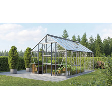 Gewächshaus mit Pflanzen in einem Garten