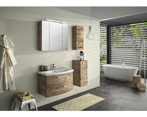 Modernes Badezimmer mit Waschtisch, Spiegelschrank, Hochschrank und freistehender Badewanne.