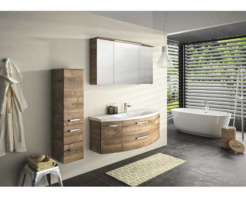 Badezimmer mit Waschtisch, Spiegelschrank, Hochschrank und Badewanne