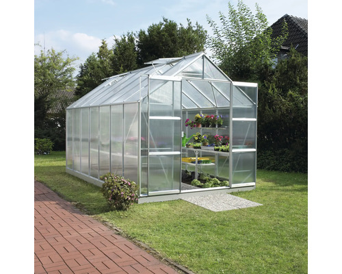 Gewächshaus im Garten mit Pflanzenregalen