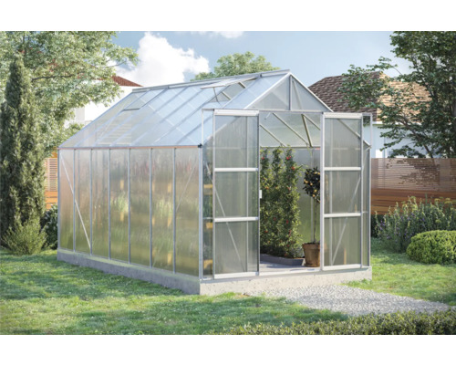 Gewächshaus im Garten mit geöffneten Türen.