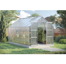 Gewächshaus mit geöffneten Türen im Garten