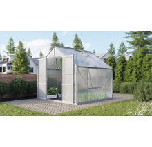 Gewächshaus mit geöffneter Tür und Fenster in einem Garten.