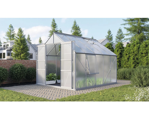 Gewächshaus mit geöffneter Tür und Fenster im Garten