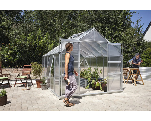 Gewächshaus mit Pflanzen und Personen im Garten