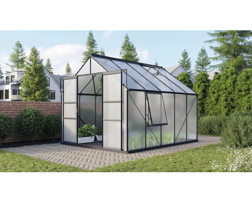 Gewächshaus mit geöffneter Tür und Fenster im Garten.