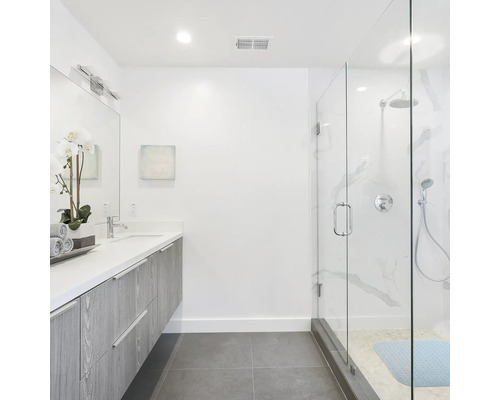 Helles Badezimmer mit Waschbeckenunterschrank, Spiegel und Duschkabine