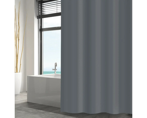 Grauer Duschvorhang im Badezimmer vor Badewanne und Fenster.