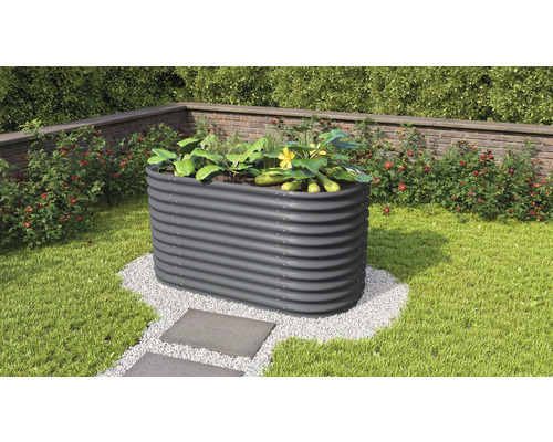 Hochbeet aus Metall im Garten mit Pflanzen