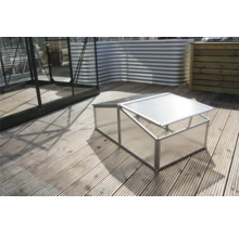 Frühbeetkasten aus Kunststoff und Aluminium auf einer Terrasse