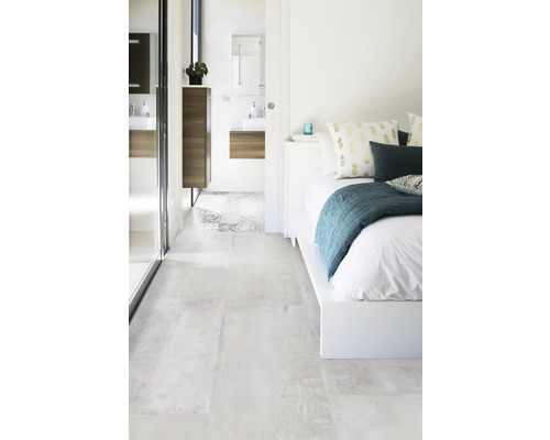 Helles Schlafzimmer mit Bad und passenden Bodenfliesen.