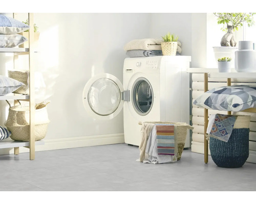 Wäschezimmer mit Waschmaschine, Regalen und Dekoration