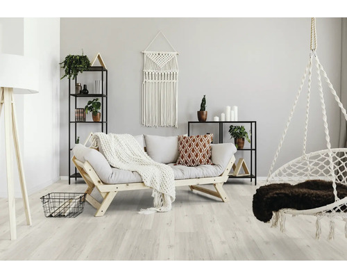 Wohnzimmer mit Sofa, Regalen und Hängekorb