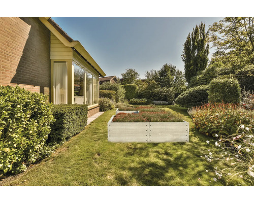 Garten mit Hochbeet und Rasenfläche