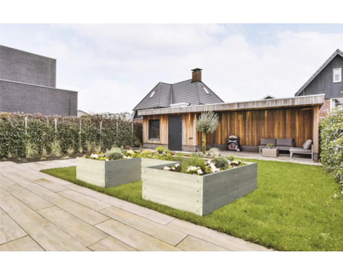 Gartenszene mit zwei Hochbeeten aus Holz im Außenbereich.