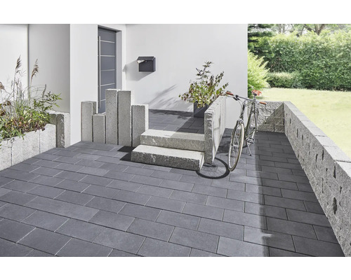 Außenbereich mit Pflastersteinen, Treppe und Bepflanzung