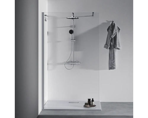 Badezimmer mit Duschkabine, Duscharmatur und Bademantel