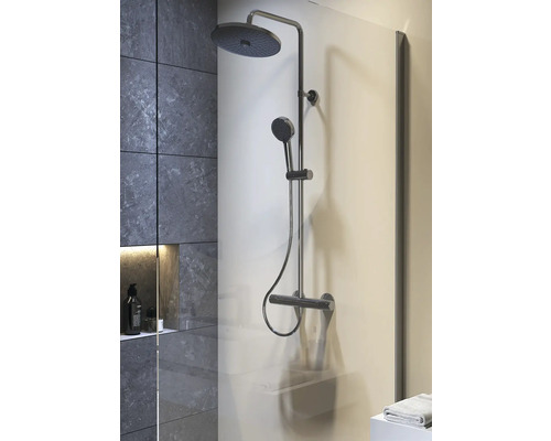 Duschsystem mit Kopfbrause und Handbrause an einer Wand montiert