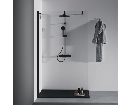 Duschkabine mit Duschkopf, Duschwanne und Handtuchhalter