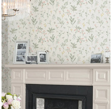 Wohnraum mit Blumentapete, Kamin und Bilderrahmen