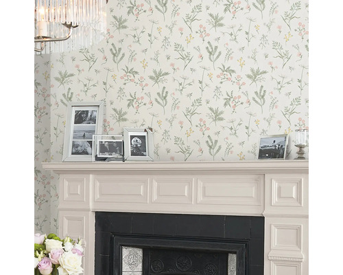 Wohnraum mit Blumentapete, Kamin und Bilderrahmen