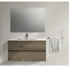 Badezimmer mit Waschtischunterschrank, Waschbecken, Spiegel und Handtuchhalter