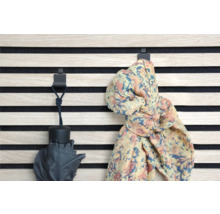 Wandpaneel mit Haken, an denen ein Regenschirm und ein Schal hängen