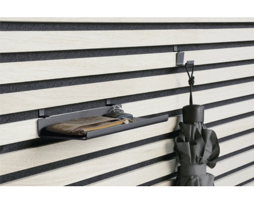 Wandpaneel mit Ablage, Schlüssel, Brieftasche und Regenschirm