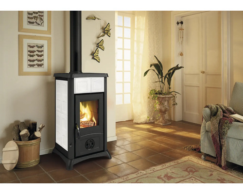 Wohnzimmer mit Kaminofen, Holz und Dekoration