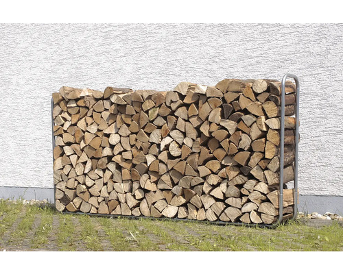 Brennholzregal gefüllt mit Holz zum Heizen