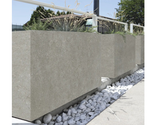 Blumentopf/Pflanztopf Portland Londra Keramik grau 60 cm x 30 cm x 60 mm Außenaufnahme von Pflanzkästen aus Stein mit Pflanzen.