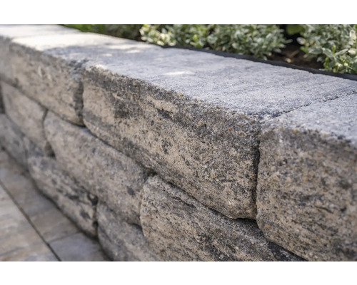 Natursteinmauer aus grauen Steinen