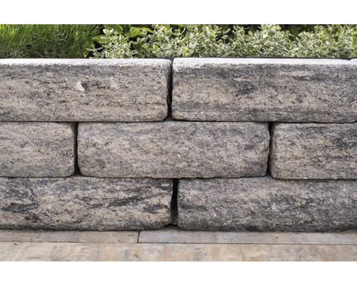 Mauer aus Betonsteinen mit Pflanzbeet