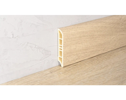 Kunststoff-Fußleiste mit Holzdekor auf Laminatboden