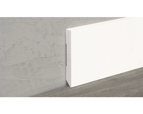 Weiße Sockelleiste an Wand und Boden