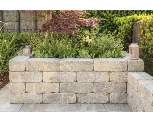 Hochbeet aus Betonsteinen im Garten mit Pflanzen