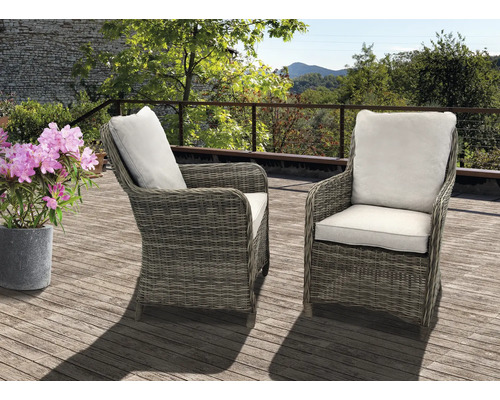 Zwei Korbsessel mit Kissen auf einer Terrasse