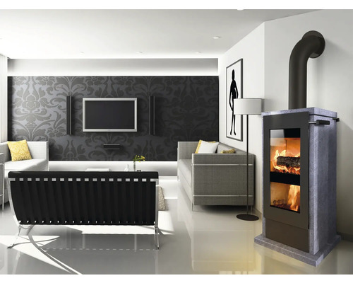 Wohnzimmer mit Kaminofen, Sofa und Fernseher