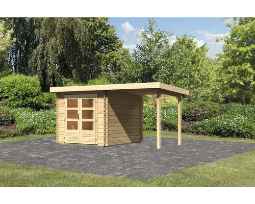 Gartenhaus Karibu Noorvik 4 mit Schleppdach 2 m 454 x 33 cm natur Holzgartenhaus mit überdachter Terrasse auf gepflastertem Untergrund vor grüner Gartenlandschaft.