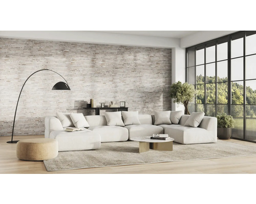 Wohnzimmer mit modularem Sofa, Stehlampe, Couchtisch und Teppich