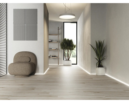 Heller Flur mit Sesseln, Wandpaneelen und Pflanzen