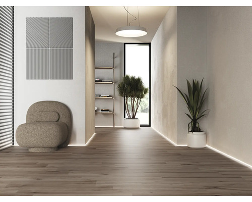 Helle Inneneinrichtung mit Akustikpaneelen, Sessel und Topfpflanzen auf Holzboden.