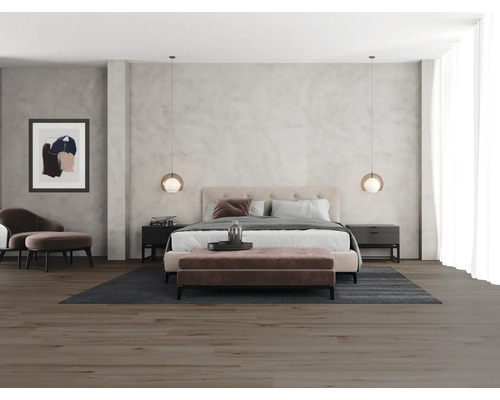 Schlafzimmer mit Doppelbett, Nachttischen, Sitzgelegenheit und Pendelleuchten