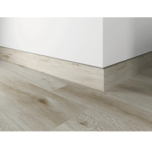 Boden und Sockelleiste mit Holzoptik an einer Wand