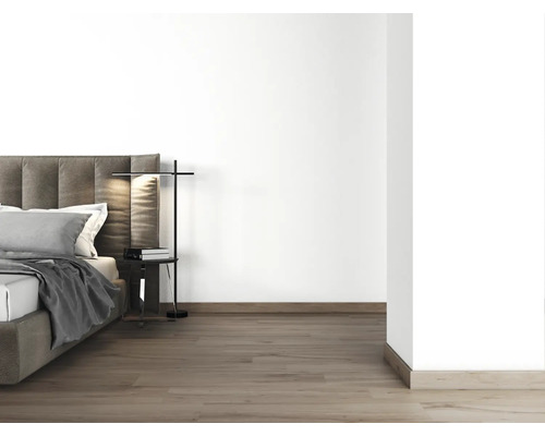 Schlafzimmer mit Bett, Nachttisch und Stehlampe