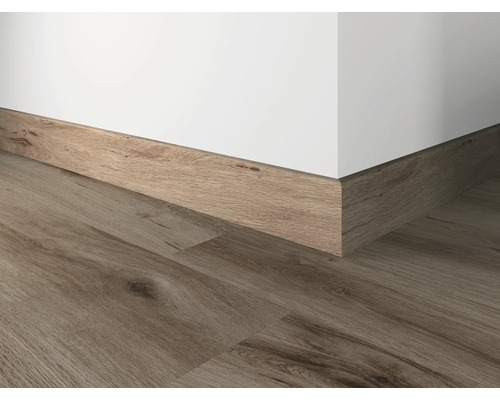 Holzfußleiste an einer Wand montiert