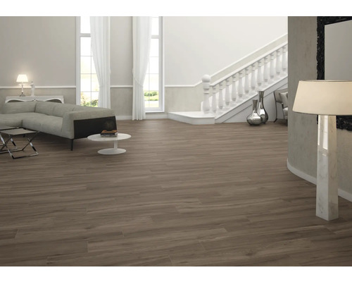 Großzügiger Wohnraum mit Holzbodenfliesen, Treppe und Wohnbereich